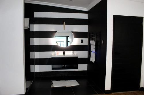 Ένα μπάνιο στο 51 On Kologha Lifestyle & Leisure