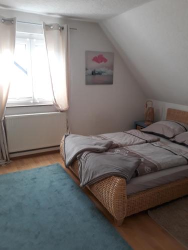 - une chambre avec un grand lit et une fenêtre dans l'établissement Kandelblick, à Teningen
