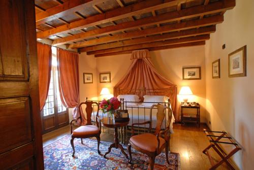 Schlafzimmer mit einem Bett, einem Tisch und Stühlen in der Unterkunft Residenza Torre di San Martino in Gazzola Di Rivalta