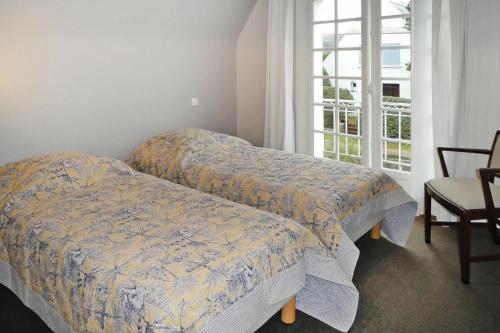 - 2 lits dans une chambre avec fenêtre dans l'établissement Cottage, Carnac, à Carnac