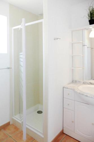 une salle de bain blanche avec une douche et un lavabo dans l'établissement Stone House in Telgruc by Sandy Beaches, à Telgruc-sur-Mer