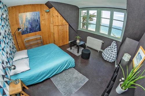 une petite chambre avec un lit et une fenêtre dans l'établissement Cottage in Locquirec with Beach Access, à Locquirec