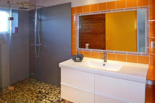 une salle de bain avec un lavabo, un miroir et une douche dans l'établissement Cottage in Locquirec with Beach Access, à Locquirec