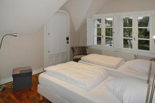 2 camas en una habitación con 2 ventanas en Semi-detached house, Carnac, en Carnac
