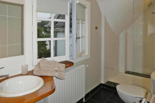 baño con lavabo y aseo y ventana en Semi-detached house, Carnac, en Carnac