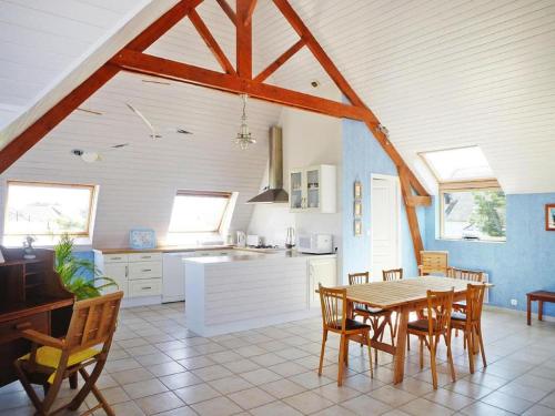 une cuisine et une salle à manger avec une table et des chaises dans l'établissement Apartment in Pordic near Sandy Beach, à Pordic
