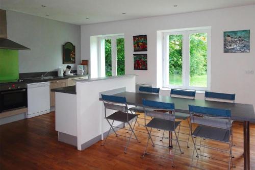 une cuisine avec une table et des chaises dans l'établissement Holiday Home in Moëlan near Kerfany Beach, à Moëlan-sur-Mer