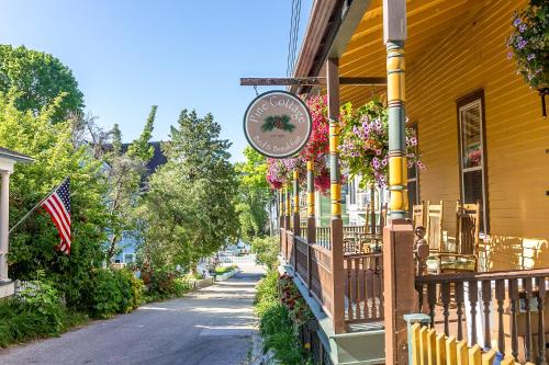 un bâtiment avec une horloge sur le côté dans l'établissement Pine Cottage Bed & Breakfast, à Île Mackinac