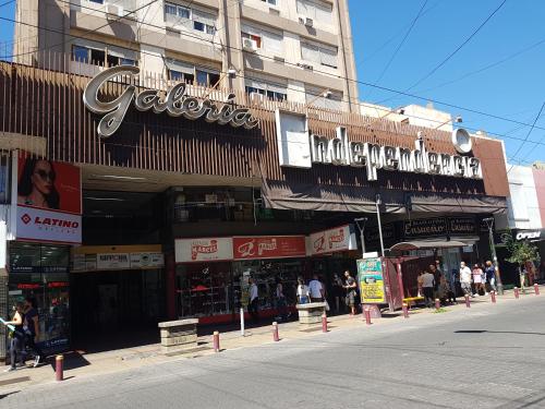 un edificio con un cartello per un negozio in una strada di Edificio Independencia Lavalle 35 a Mendoza
