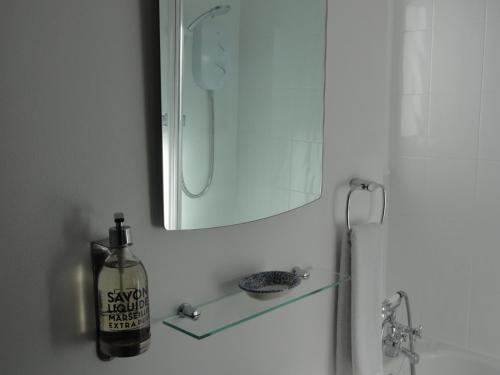 Et badeværelse på Driftwood Cottage