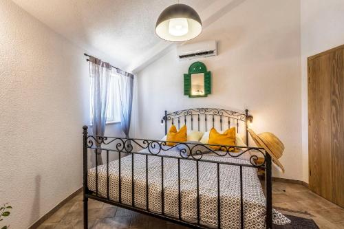 a bedroom with a crib with yellow pillows at House Villa Getaway in Mirce