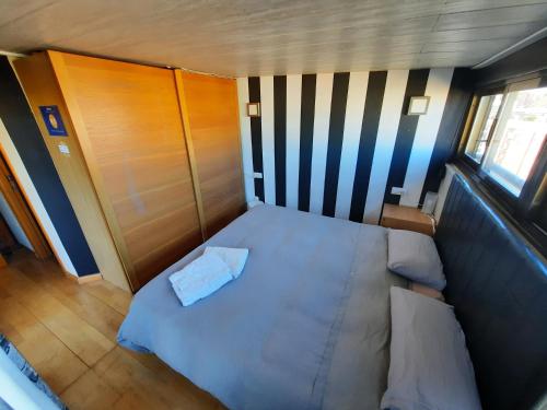 Cama o camas de una habitación en Habitación ático muy luminosa con baño y terraza