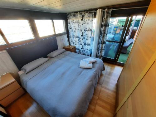 Cama o camas de una habitación en Habitación ático muy luminosa con baño y terraza