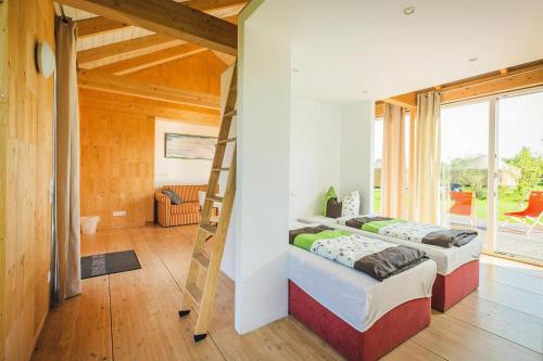 2 camas en una habitación con escalera en Camp David Sport Resort holiday complex on Lake Schladitz, Rackwitz, en Rackwitz