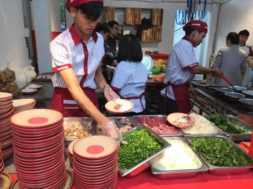 Maison Teahouse homestay في ها زانغ: مجموعة من الناس يعدون الطعام في مطبخ