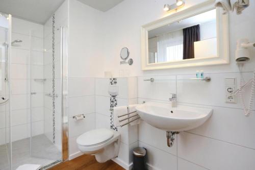 ein Bad mit einem Waschbecken, einem WC und einer Dusche in der Unterkunft Apartment in Lissendorf with a terrace in Lissendorf