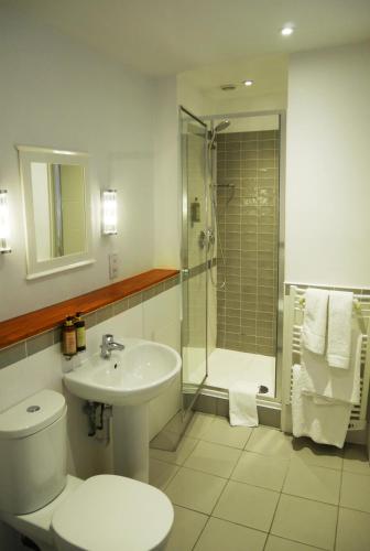 a bathroom with a toilet and a sink and a shower at The Rose and Crown in Warwick