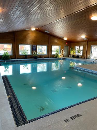 a large swimming pool with blue water in a building at Crown Lake Resort in Horseshoe Bend