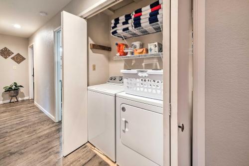 グローブランドにあるLakeside Groveland Home with Hot Tub, Near Yosemiteの部屋に洗濯機と乾燥機を備えたキッチン
