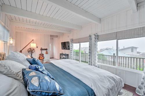 1 dormitorio con 1 cama grande y balcón en Sun-Soaked Sandy Point Haven with Beach Access!, en Langley