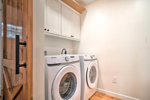 a laundry room with a washing machine in it at Painted Skies Upscale Getaway By Lake Burton! in Tiger