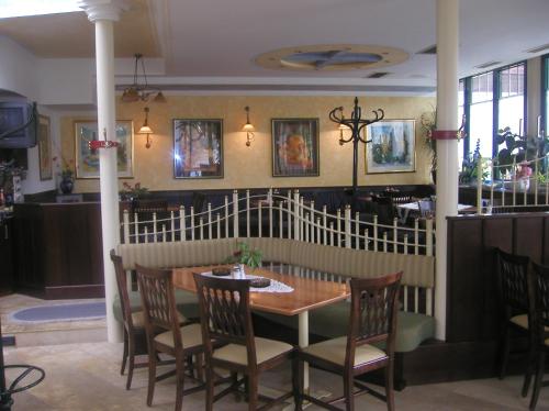 a dining room with a table and chairs at Parkhotel Neubauer in Sauerbrunn