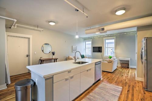 una cucina a pianta aperta e un soggiorno con frigorifero di Sunny Dtwn Apartment, Walk to Washington Park a Cincinnati