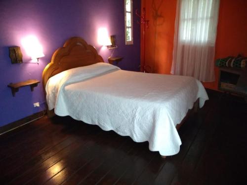Namasté Casa Rural في Vaqueros: غرفة نوم مع سرير أبيض كبير في غرفة