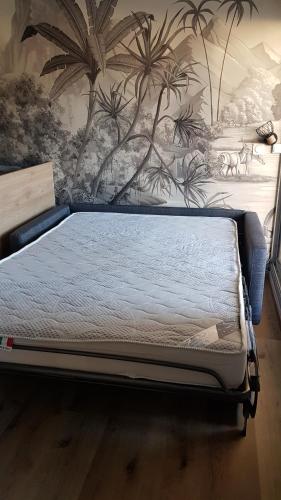 un lit dans une chambre avec un tableau sur le mur dans l'établissement La Cellie, à Plage dʼArgelès