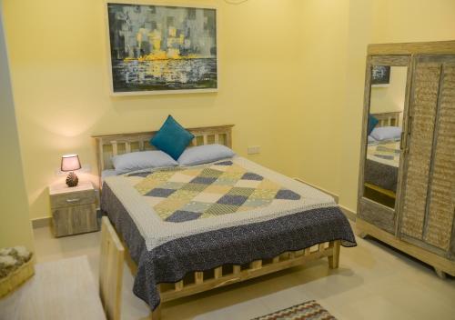 um quarto com uma cama com uma colcha em Bliss Beach em Negombo