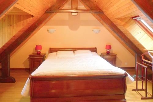 - une chambre mansardée avec un lit et 2 lampes dans l'établissement Cottage, Buguélès-Penvénan, à Penvénan