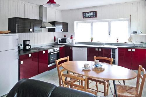 une cuisine avec une table et des chaises dans une cuisine dans l'établissement Holiday Home in Port Blanc by Sandy Beach, à Penvénan