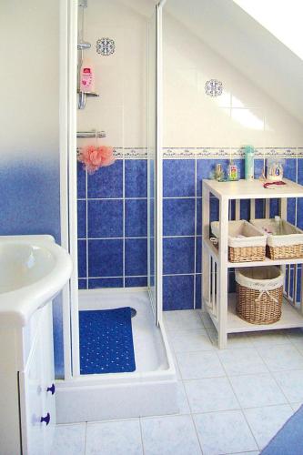 une salle de bain avec douche et lavabo dans l'établissement Stone House in Lilia near Ile Vierge Lighthouse, à Plouguerneau