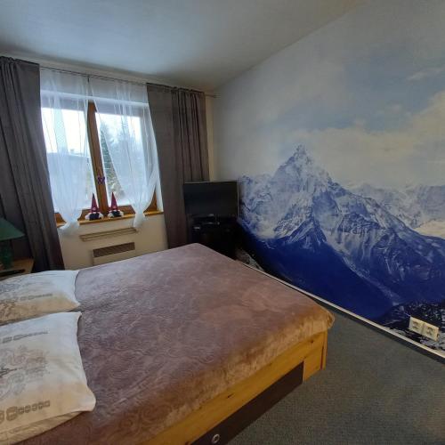una camera con letto e murale di una montagna di Apartmán Sven a Rokytnice nad Jizerou