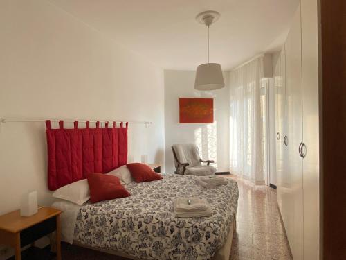 una camera con letto e tenda rossa di Casa Silotti a Levanto