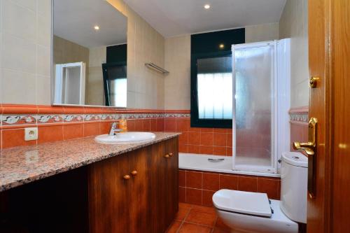 een badkamer met een toilet, een wastafel en een douche bij SR-2 BEGUR SA RIERA 6 Pax in Begur