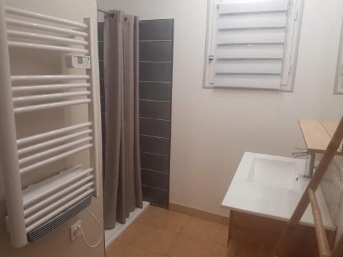 Ένα μπάνιο στο Villa spacieuse 4 chambres Gîte les manoques