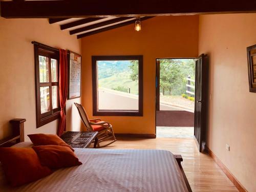 ein Schlafzimmer mit einem Bett und einem großen Fenster in der Unterkunft Finca Naya in Fredonia