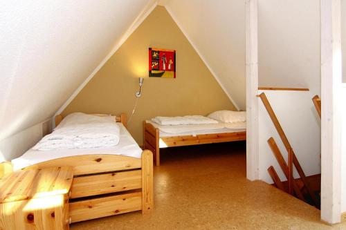 um quarto com 2 camas num sótão em Semi-detached house Ostseehaus II, Trassenheide em Trassenheide