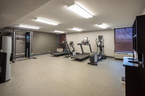 a gym with treadmills and machines in a room at Holiday Inn Express - Newark Airport - Elizabeth by IHG in Elizabeth