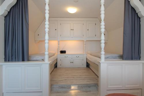 een kamer met 2 bedden en blauwe gordijnen bij Hanseat am Hang 3 - 5 Hanseat am Hang 5 Appartement 12 in Scharbeutz