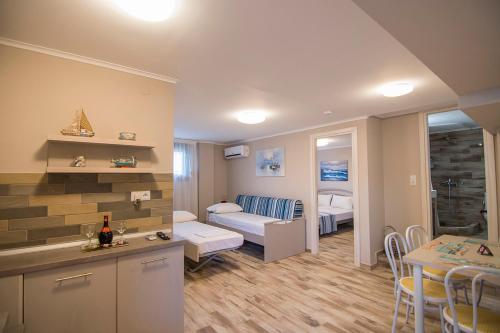 Ένα ή περισσότερα κρεβάτια σε δωμάτιο στο Amaranti Luxury Apartments