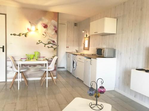 A kitchen or kitchenette at Studio Les Remparts de Kerjouanno