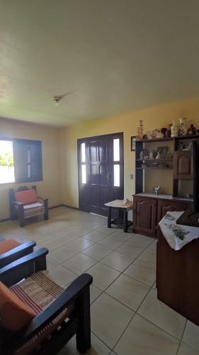 ein Wohnzimmer mit Sofa und Tisch in der Unterkunft Casa na Praia, Torres RS in Torres