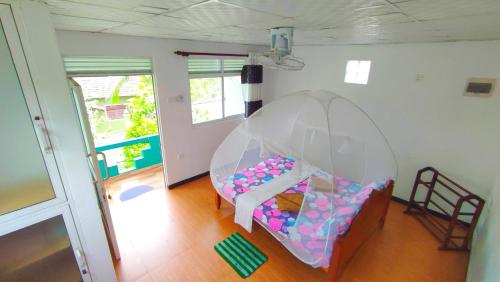 Habitación con cama de burbujas en la esquina de una habitación en Villa Dragon House en Busse