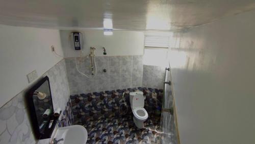 baño con aseo, lavabo y urinario en Villa Dragon House en Busse