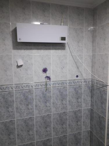 サグントにあるAmplio piso en Saguntoの紫の花が咲くタイル張りのシャワー