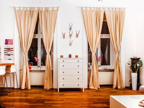 a room with a bed, a dresser and a window at Wohnen im Herzen von Wien in Vienna