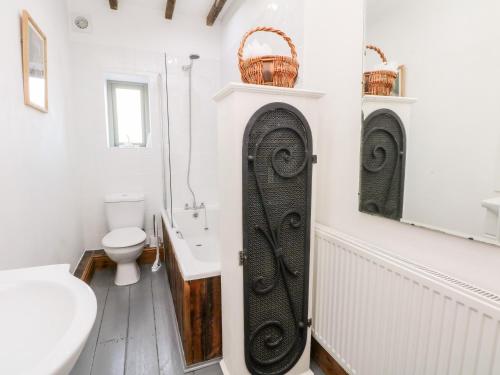 Ένα μπάνιο στο 2 Oddfellows Cottages