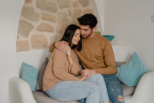 a man and a woman sitting on a couch at Hotel Abaco Altea in Altea